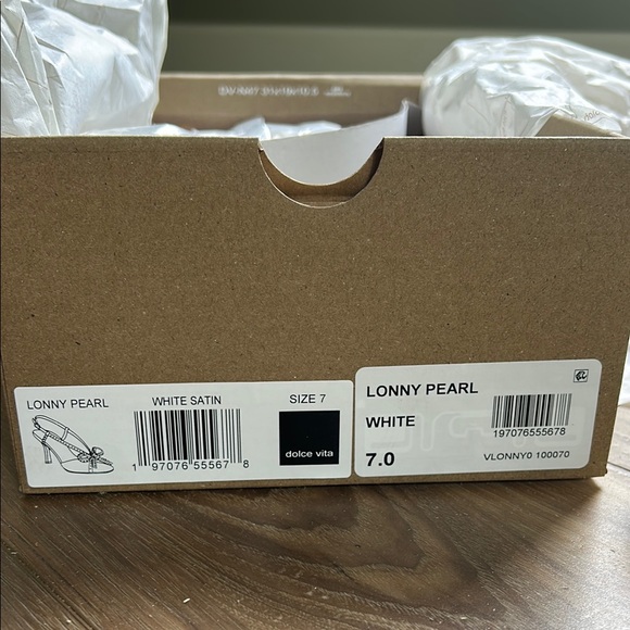 Dolce Vita White Satin Pearl Heels - Size 7 - Picture 2 of 9